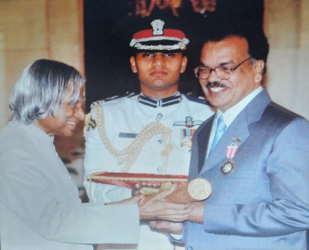 Dr. T.K. Alex receiving Padma Shri Award from Dr. A.P.J. Abdul Kalam